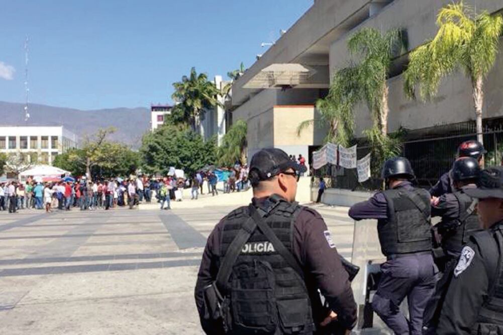 Los indígenas y elementos de la policía se enfrentaron con gases lacrimógeno s, piedras y palos en el Zócalo de Tuxtla Gutiérrez (ALEJANDRA CHÁVEZ. EL UNIVERSAL)
