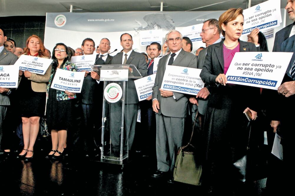 Integrantes de la Coparmex acudieron al Senado de la República con cartulinas para exigir que se voten las siete leyes del SNA. Anunciaron una campaña nacional en contra de la corrupción (CRISTOPHER ROGEL. EL UNIVERSAL)