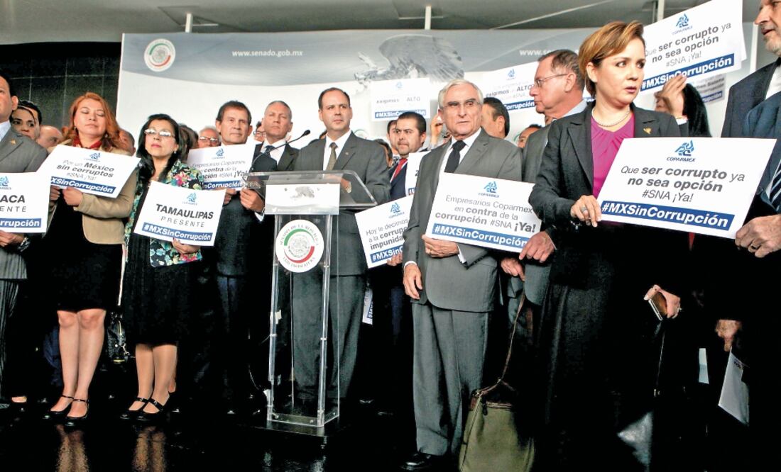 Integrantes de la Coparmex acudieron al Senado de la República con cartulinas para exigir que se voten las siete leyes del SNA. Anunciaron una campaña nacional en contra de la corrupción (CRISTOPHER ROGEL. EL UNIVERSAL)