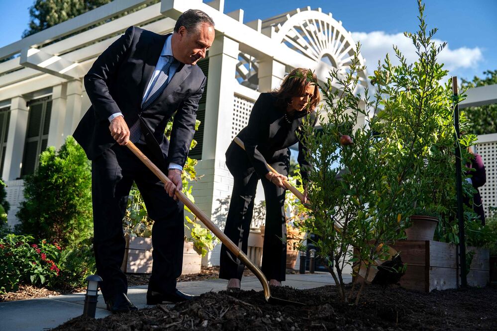 El segundo caballero Doug Emhoff y la vicepresidenta Kamala Harris plantan un árbol en la residencia de la vicemandataria en el Observatorio Naval, el 7 de octubre de 2024 en Washington, DC. Foto: AFP