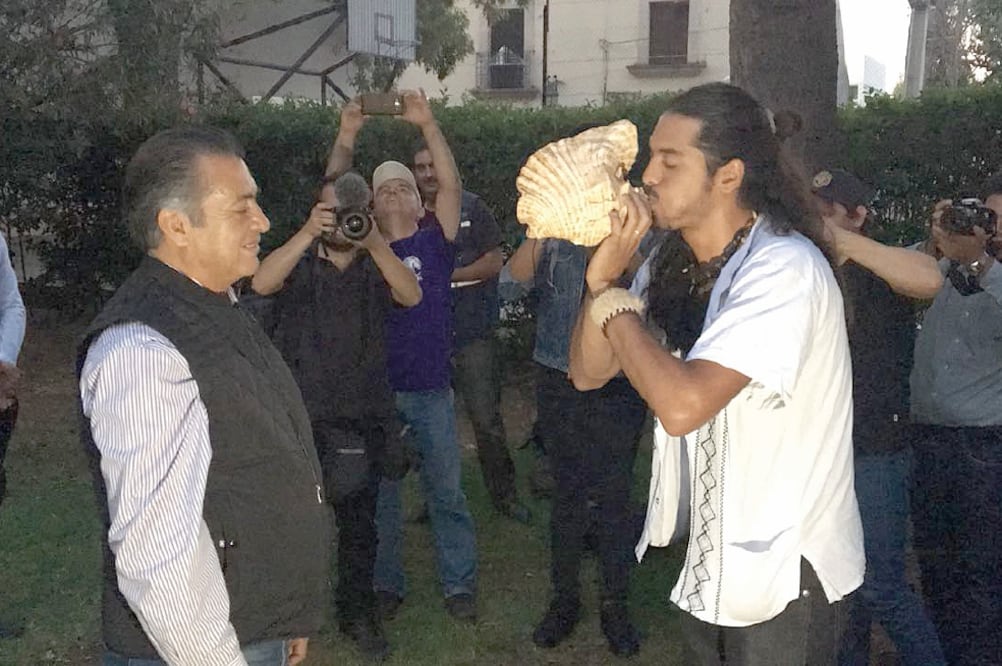 El candidato independiente a la Presidencia, Jaime Rodríguez Calderón El Bronco, aprovechó su gira proselitista por Michoacán para hacerse una limpia. (ALBERTO MORALES. EL UNIVERSAL)