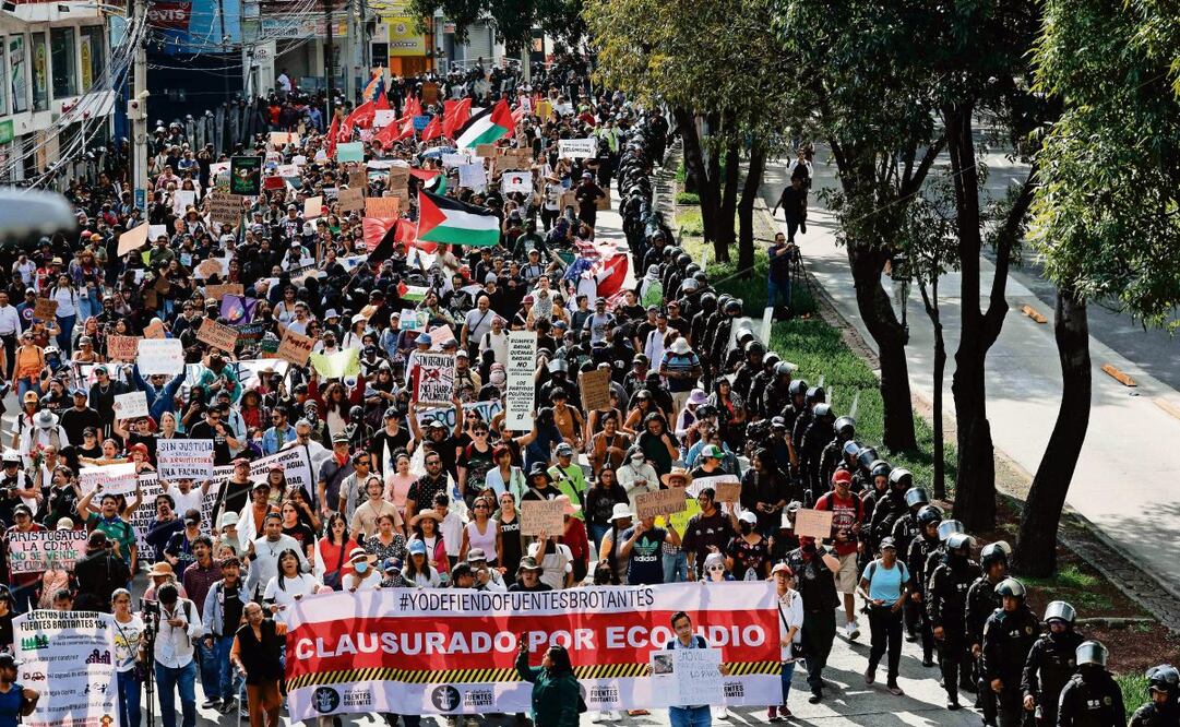 Cientos de personas marcharon este domingo en el sur de la Ciudad en contra de la gentrificación; policías vigilaron la protesta. Foto: Diego Simón / EL UNIVERSAL