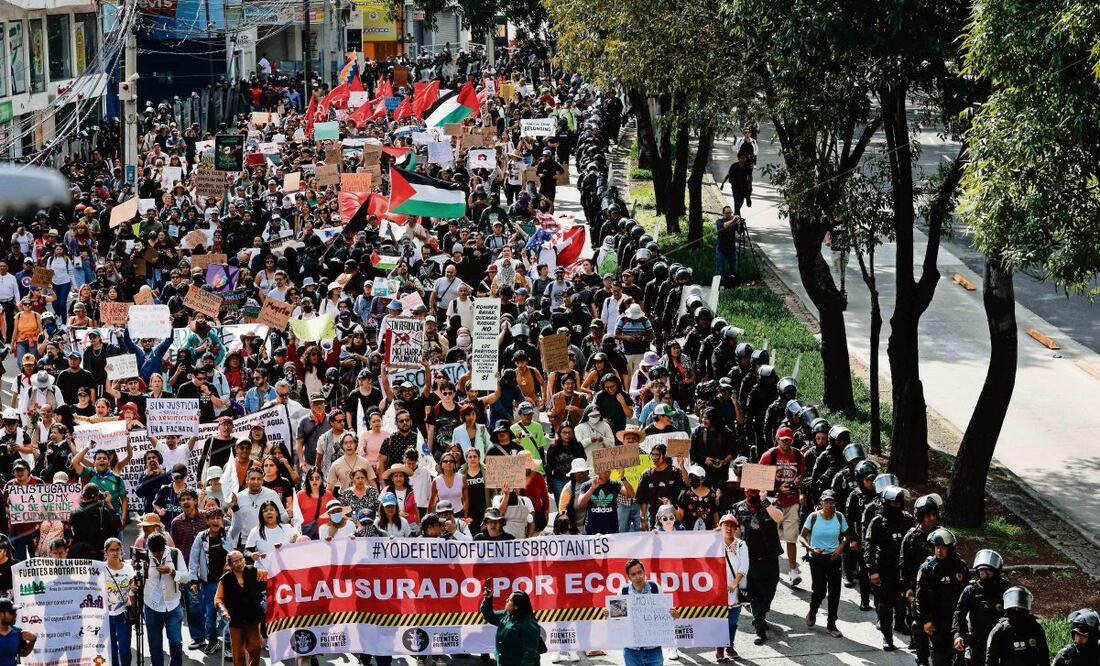 Cientos de personas marcharon este domingo en el sur de la Ciudad en contra de la gentrificación; policías vigilaron la protesta. Foto: Diego Simón / EL UNIVERSAL