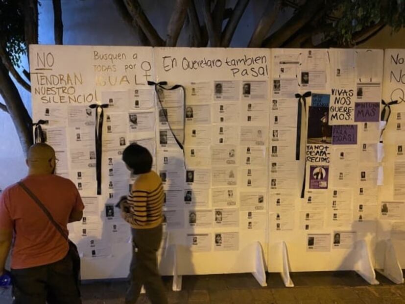 Feministas colocan fichas de búsqueda de mujeres desaparecidas en el Centro Histórico de Querétaro