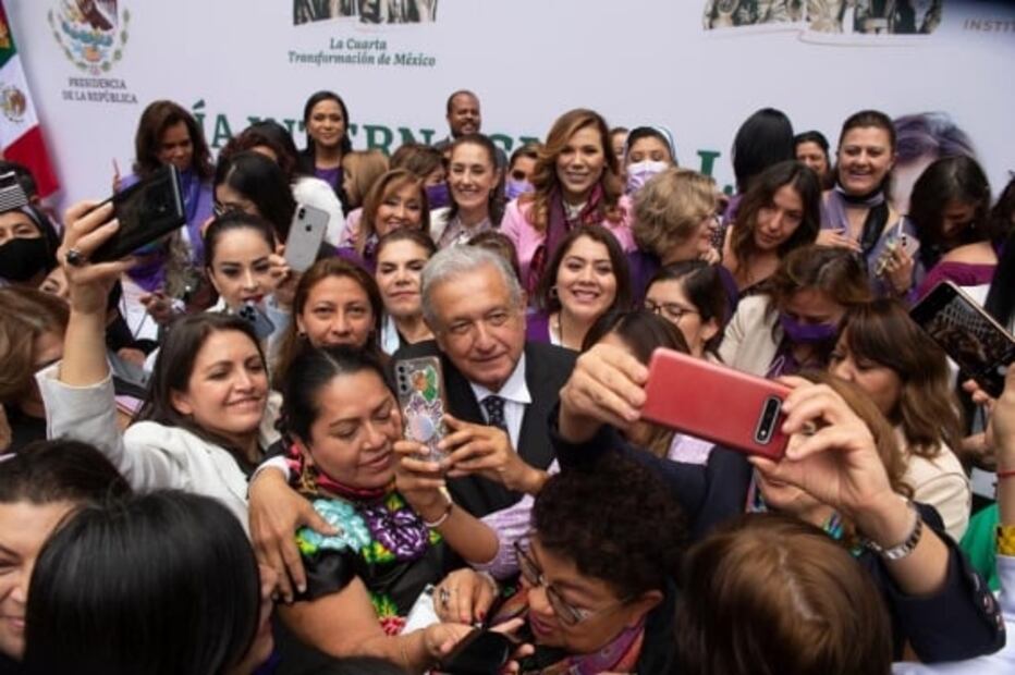 Crónica. Mujeres arropan a AMLO en el 8M con porras, abrazos, "foto, foto" y saludos a Beatriz