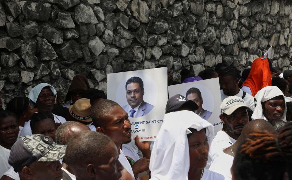 Partidarios celebran la instalación de Laurent Saint-Cyr, quien reemplaza a Fritz Alphonse Jean, en la presidencia rotatoria del consejo presidencial de transición en Puerto Príncipe, Haití, el jueves 7 de agosto de 2025. Foto: AP