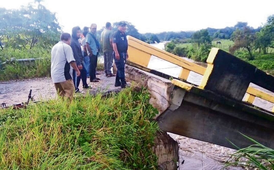 Por el desplome del paso, un ve-hículo cayó al río; no hay víctimas.
Foto Especial