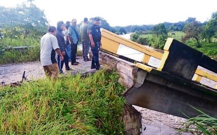 Por intensas lluvias, cae puente sobre el río Copala