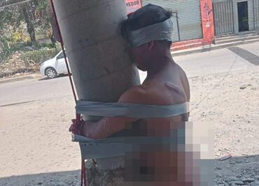 Locatarios de Central de Abastos en Hidalgo amarran a hombre desnudo a un poste; lo acusan de varios delitos