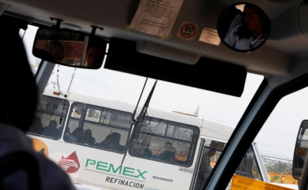 A Pemex bus is seen at the Mexico's state-owned company Pemex refinery in Tula, Hidalgo, Mexico April 18, 2017-Photo:Carlos Jasso/REUTERS