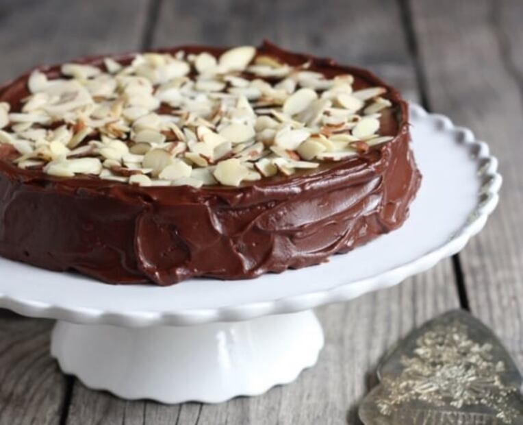 Pastel de chocolate con almendras