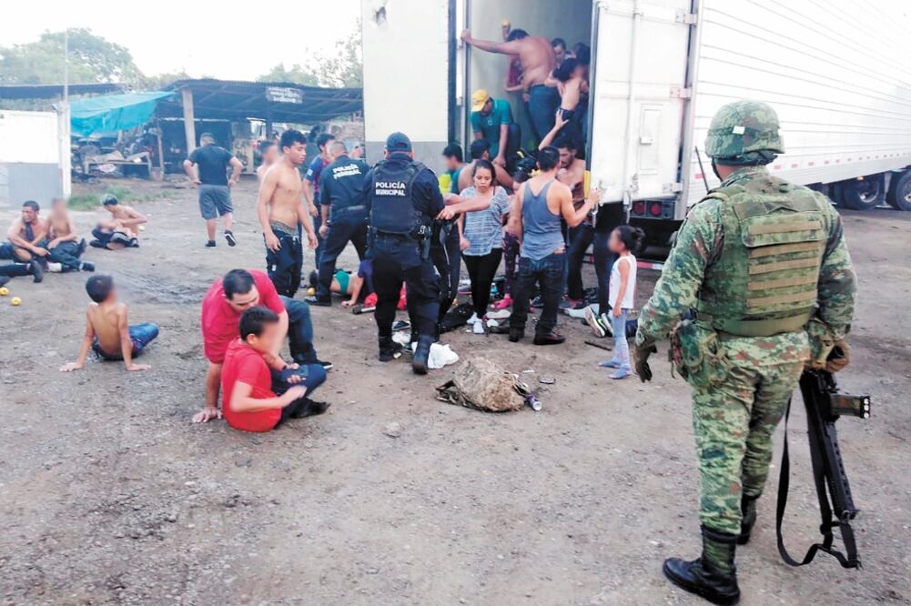 Complicidad. El Presidente denunció que personal de Migración ayudaba a la empresa a trasladar personas. Foto: ARCHIVO EL UNIVERSAL