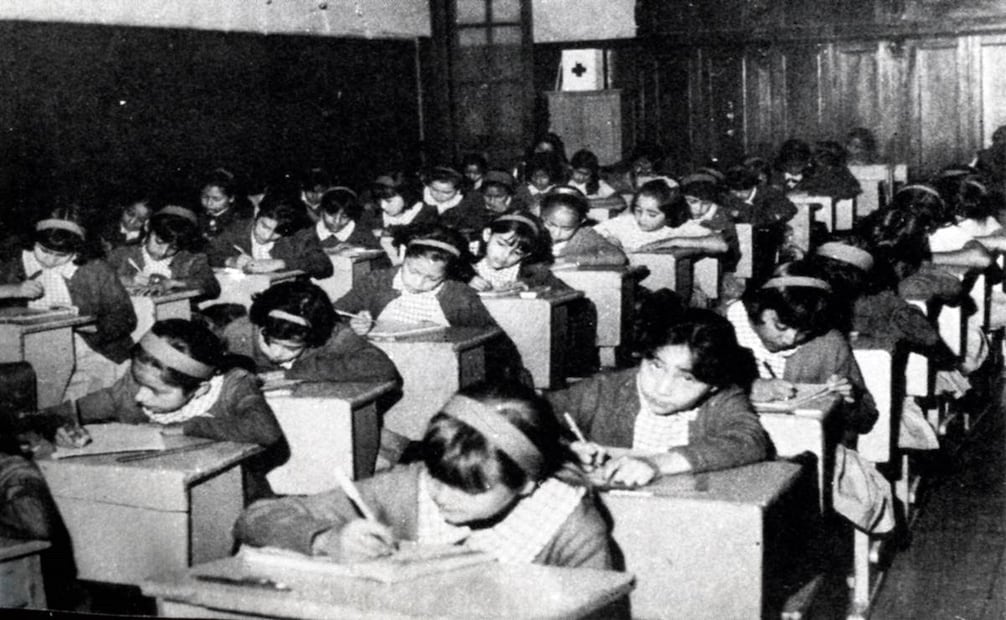 Salón de clases de escuela de niñas a nivel primaria en 1972. Colección Villasana.