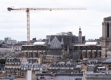 Macron cambia de opinión: aguja de Notre Dame será como la original