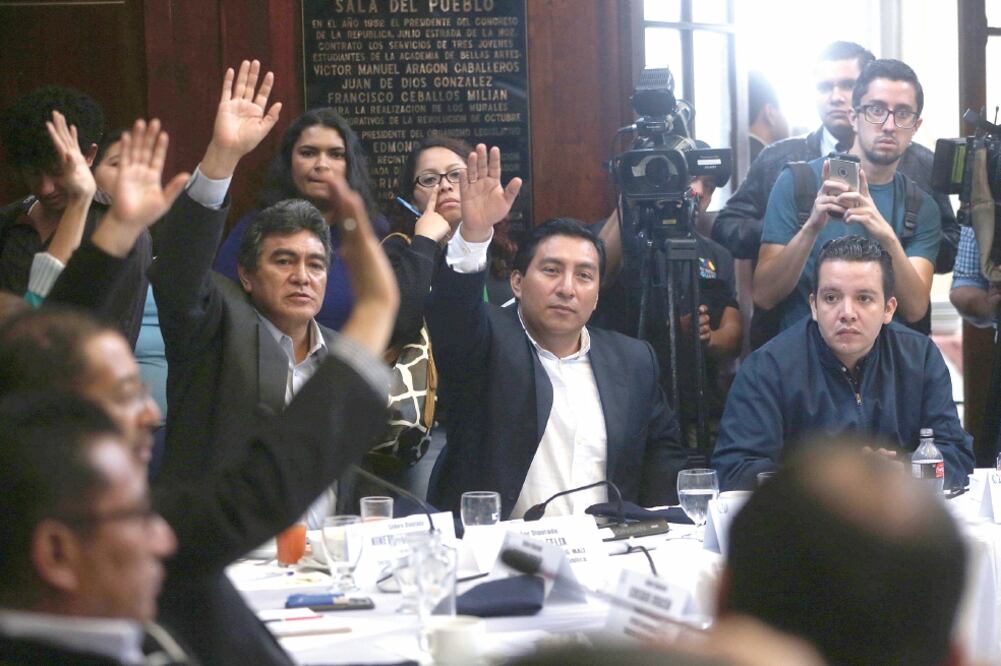 Los jefes de los bloques parlamentarios acordaron ayer discutir en la sesión plenaria del jueves la posibilidad de retirarle el fuero a Jimmy Morales (ESTEBAN BIBA. EFE)