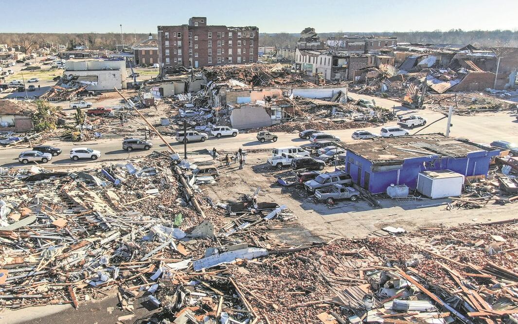 Vista aérea de la destrucción que dejó a su paso la noche del viernes un tornado en Mayfield, Kentucky. Foto: TANNEN MAURY. EFE