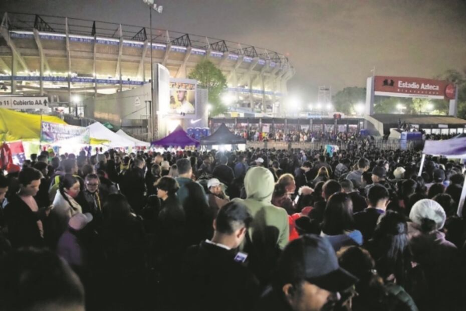 Fans de Bad Bunny perrean solos; caos afuera del Azteca