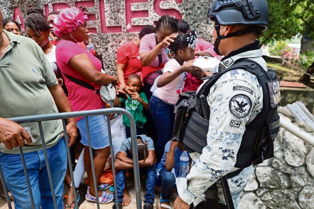 Elementos de la GN y policías municipales se vieron superadas por la multitud que quería entrar a la Comar. Foto: Juan de Dios García Davish