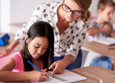 Reducción de inversión pública en educación eleva estrés en maestros, revela estudio