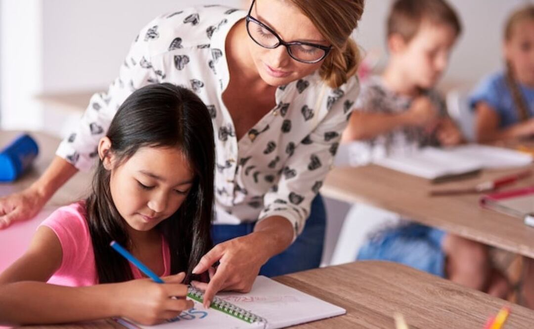 Reducción de inversión en educación eleva el estrés laboral de los docentes. Fuente: Freepik.