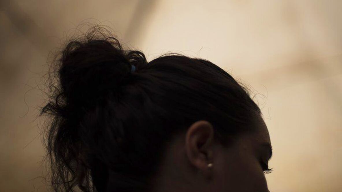 Hebe pidió ocultar su identidad y lugar de residencia por miedo a represalias de la pandilla Barrio 18 Sureños, después de que ella saliera durante siete meses con un pandillero (Foto: Oliver de Ros / El Intercambio)