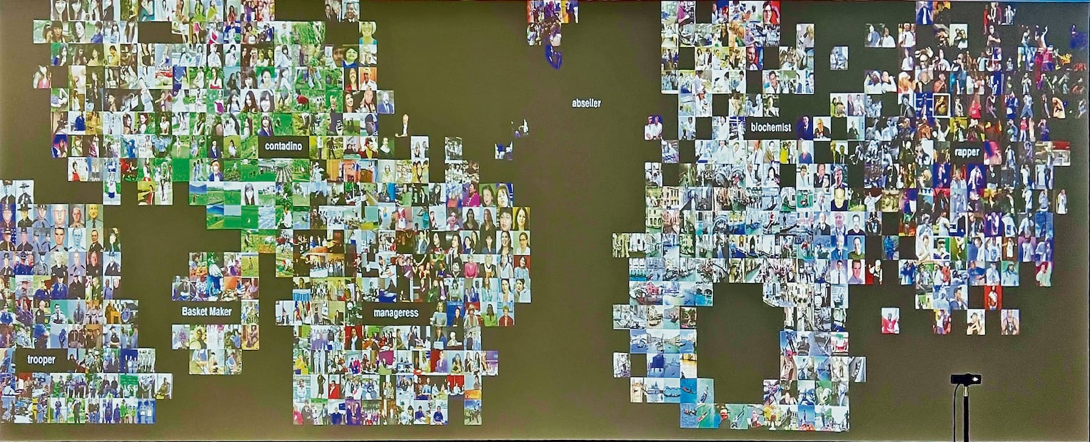 Faces of ImageNet es una cámara que graba a los visitantes al llegar, luego les asigna una etiqueta y se proyectan en una gran pantalla. La sorpresa es que se clasifican con palabras como “soberbio”, “hipócrita ”o“ perro” y “zorra” sin razón alguna. Foto: Osmar Alvarado / EL UNIVERSAL