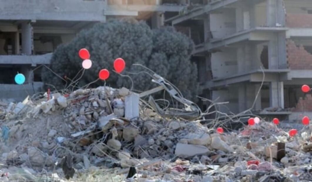 El emotivo homenaje con globos a niños que murieron en los terremotos de Turquía y Siria