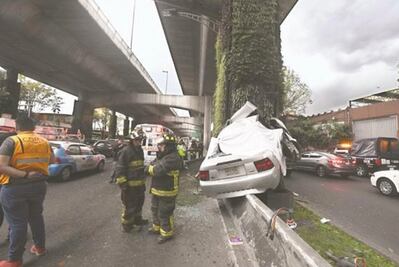Se estampa mustang en pilares de Periférico; hay dos muertos