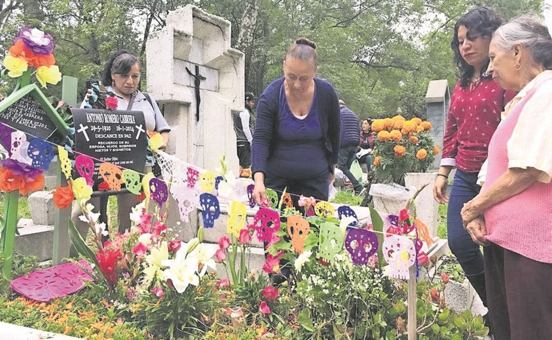 Este 1 y 2 de noviembre llegaron más de 81 mil personas a las diferentes calles y andadores del cementerio de Dolores, según informó la Miguel Hidalgo. Foto: GERARDO SUÁREZ. EL UNIVERSAL