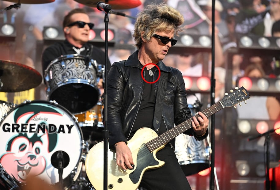 Billie Joe Amstrong tocando con Green Day en el Super Bowl LX.
Foto: AFP