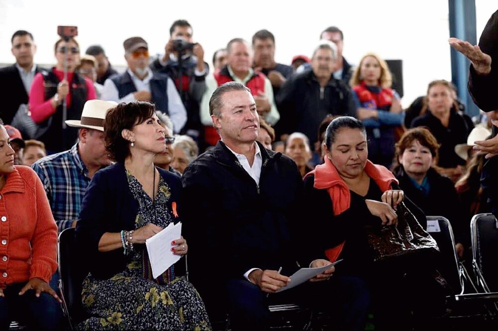 El gobernador Quirino Ordaz Coppel y la titular de la Sedatu, Rosario Robles, entregaron los documentos a los habitantes en la colonia Siglo XXI.