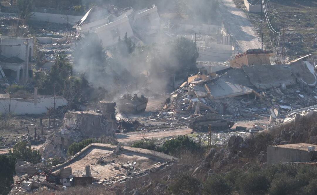 Las tropas israelíes se mueven entre casas destruidas, en la aldea de Meiss el-Jabal, en el sur del Líbano, mientras abandonan el Líbano en su camino de regreso a Israel, visto desde el lado israelí de la frontera, el 2 de diciembre de 2024. Un acuerdo de alto el fuego de 60 días entre Israel y Hezbolá entraron en vigor el 27 de noviembre. Foto: EFE