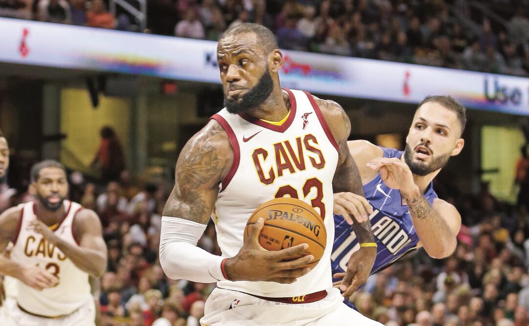 LeBron James no tuvo el apoyo de sus compañeros (TONY DEJAK. AP)