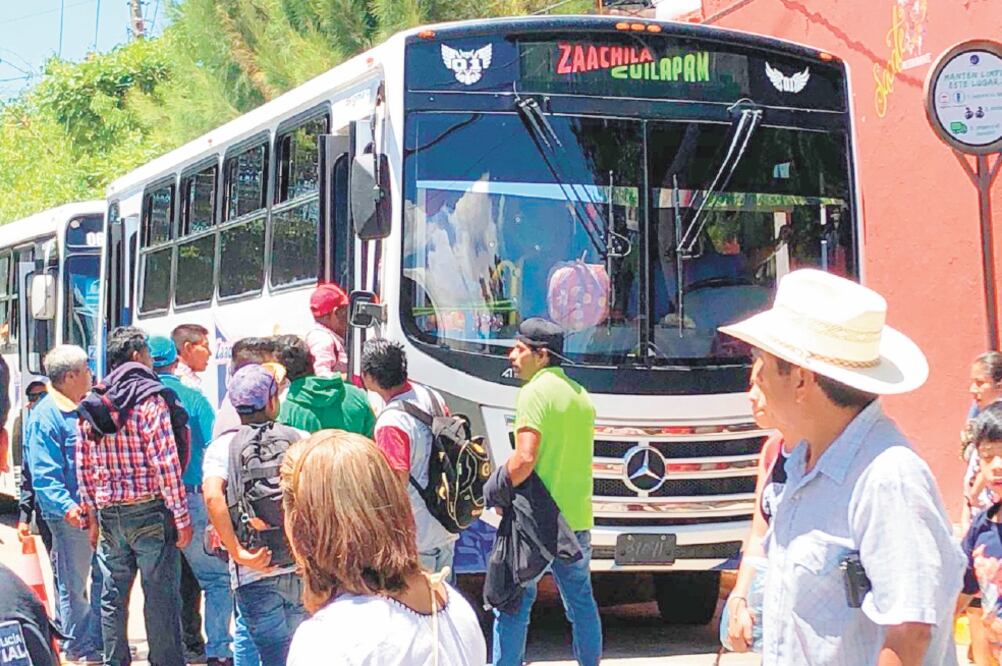 Cientos de presuntos simpatizantes del senador Salomón Jara fueron trasladados en autobuses hasta al auditorio Guelaguetza para acudir al informe legislativo. Foto/ESPECIAL