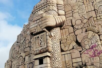 Reportan daños en cinco monumentos de Mérida tras marcha por el 8M