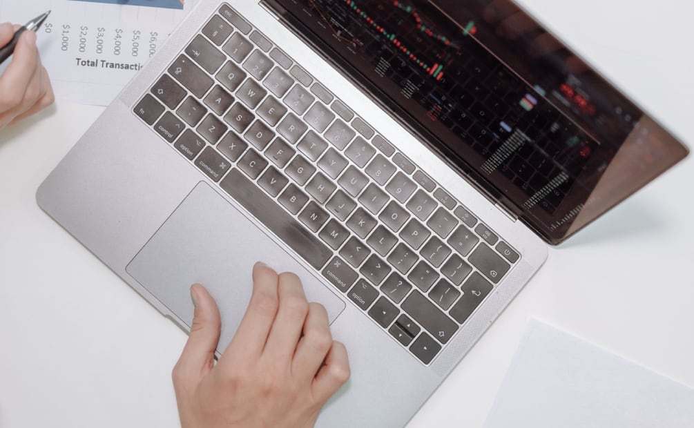 Algunas compañías muestran cómo el uso estratégico de datos e inteligencia artificial ya transforma sus operaciones. Foto: Pexels