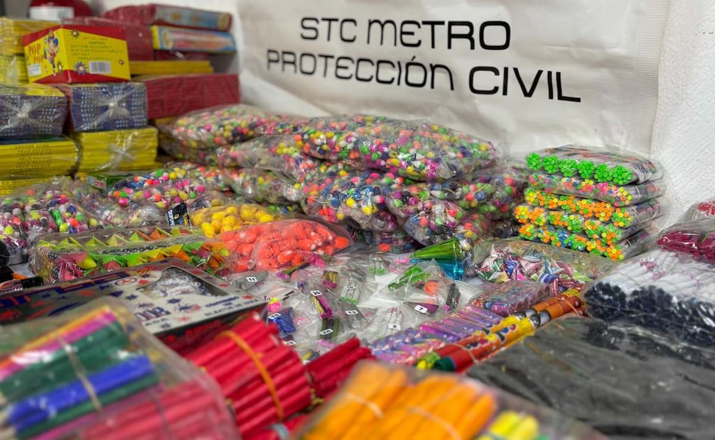 Operativo Cero Pirotecnia: Decomisan 327kg de mercancía diversa de fuegos artificiales en estaciones del metro.
Foto: Especial.