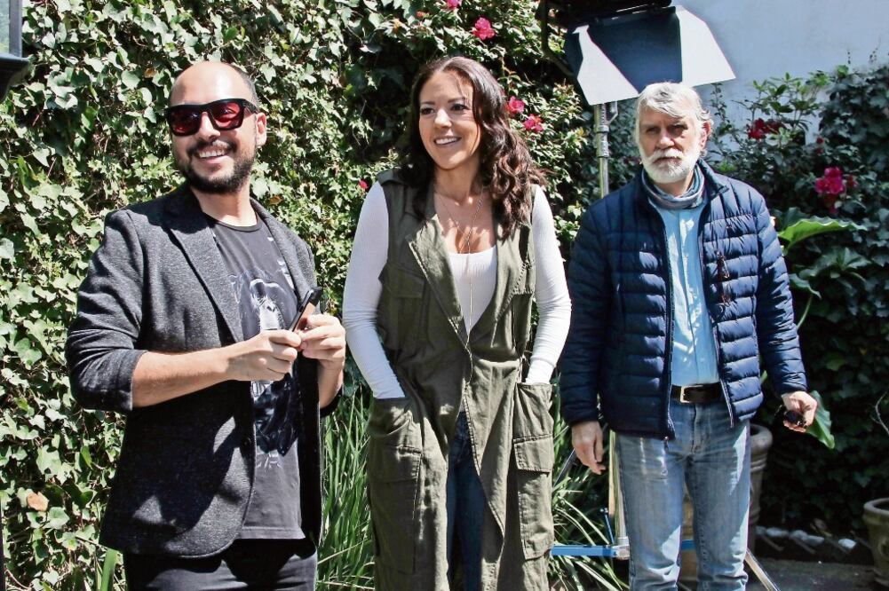 La actriz al lado del escritor Nicolás López (izquierda) y el director Luis Eduardo Reyes. (DIEGO PRADO. EL UNIVERSAL)