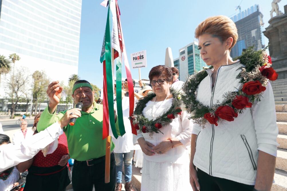 Beatriz Pagés Rebollar convocó a la prensa y a sus simpatizantes a celebrar con ella el rito indígena del fuego nuevo en el Ángel de la Independencia, donde arrancó su campaña en busca de un escaño en el Senado. Foto: IRVIN OLIVARES. ELUNIVERSAL