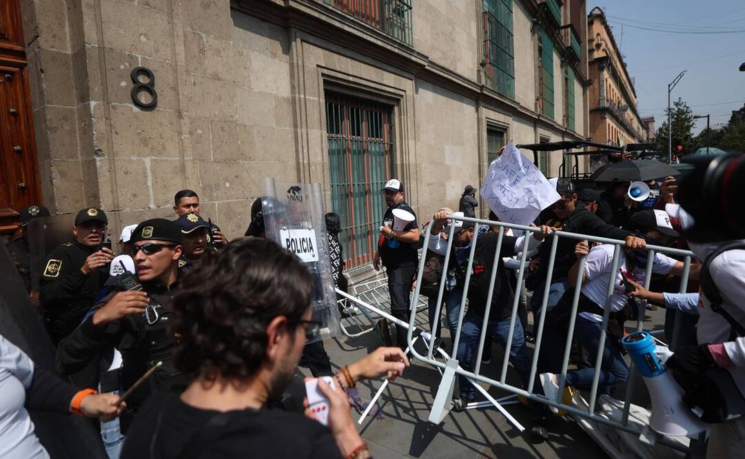 Trabajadores del Poder Judicial irrumpen en la calle Corregidora, tras CEO Dialogue en Palacio Nacional. Foto: Diego Simón Sánchez. EL UNIVERSAL