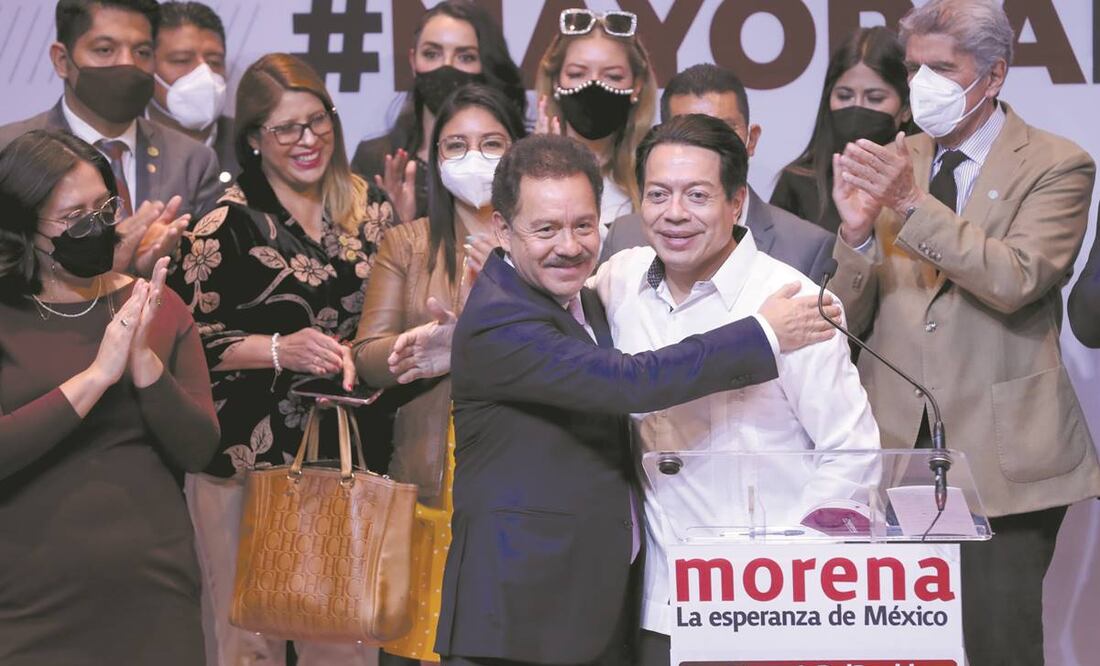 Mario Delgado (der.) ofreció una conferencia de prensa en la que oficializó las victorias de Ignacio Mier (izq.), quien repetirá como coordinador, y de Sergio Gutiérrez. Foto: Juan Boites/ EL UNIVERSAL.