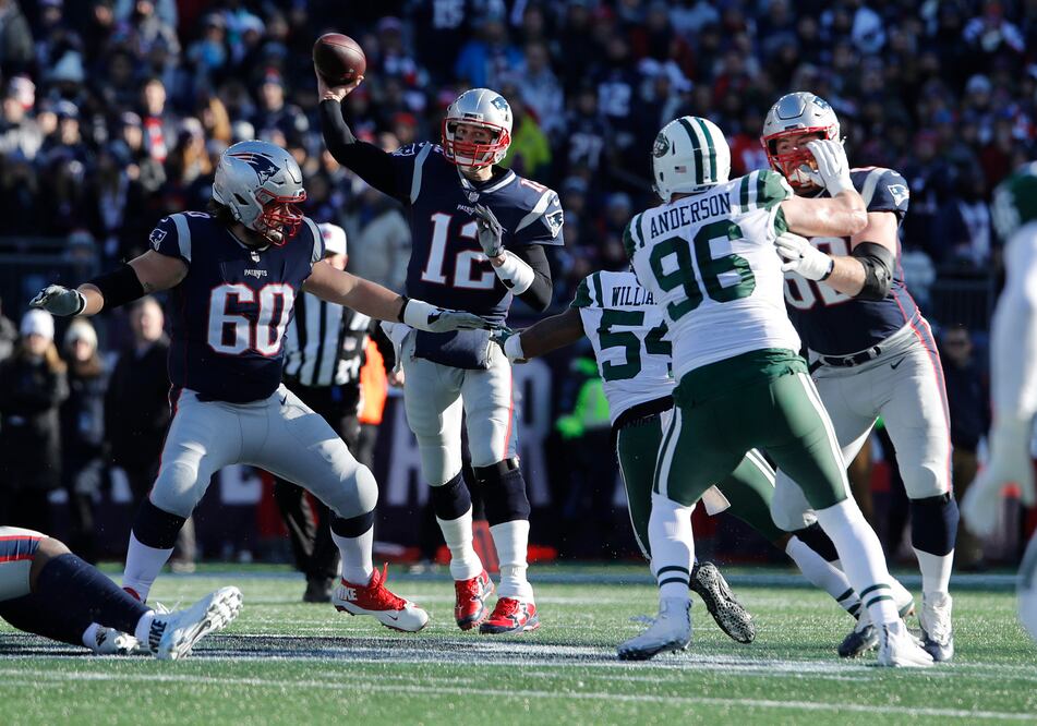 Reuters. Tom Brady lanzando el balón durante el partido frente a los Jets
