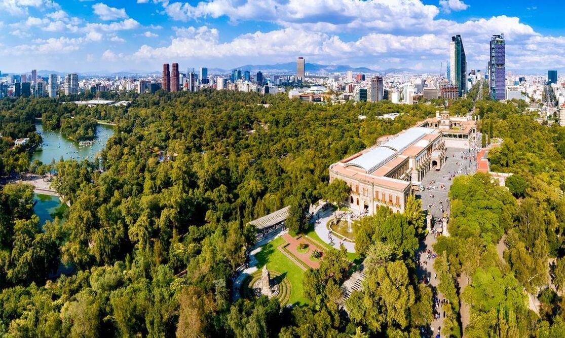El Bosque de Chapultepec es uno de los sitios obligados que debes visitar en la CDMX. (Foto: Istock)
