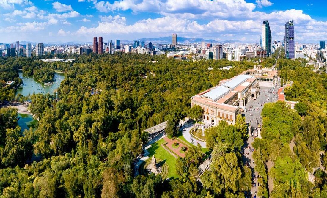 El Bosque de Chapultepec es uno de los sitios obligados que debes visitar en la CDMX. (Foto: Istock)