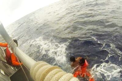 Rescatan a hombre que estuvo 12 horas en mar abierto en Los Cabos