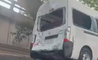 Camión impacta contra transporte escolar en Tlalnepantla, Edomex; hay tres heridos