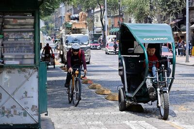 Los ciclotaxistas improvisan bases en el Centro Histórico