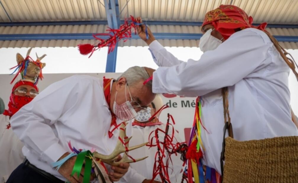 Rubén Rocha Moya recibe bastón de mando de los gobernadores tradicionales en Sinaloa