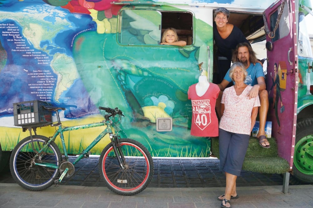 Para apoyarse, esta familia vende playeras y libros con narraciones de su trayecto. También llevan bicicletas para conocer los sitios que visitan (EDWIN HERNÁNDEZ)