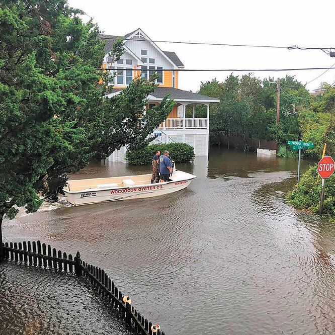 Apoyo. Autoridades de Ocracoke buscaron a personas que hayan quedado varadas en la zona. Foto/CONNIE LEINBACH. AP